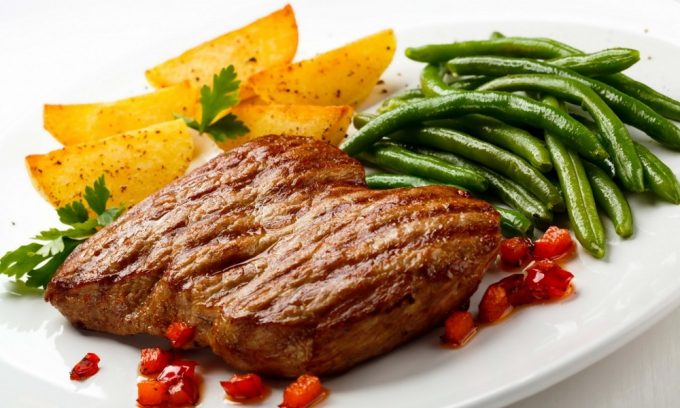 При панкреатите ни в коем случае нельзя употреблять жареное мясо