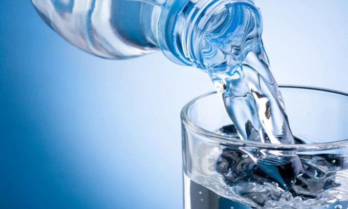 Минеральная вода содержит полезные биологические компоненты, которые эффективны при лечении желудочных заболеваний