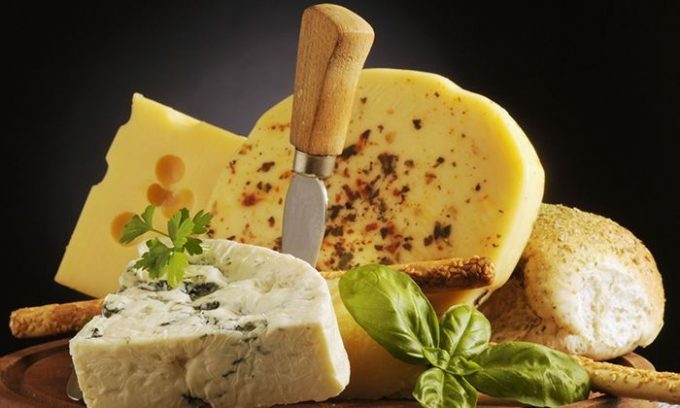 Добавление сыра позволяет улучшить вкус блюд