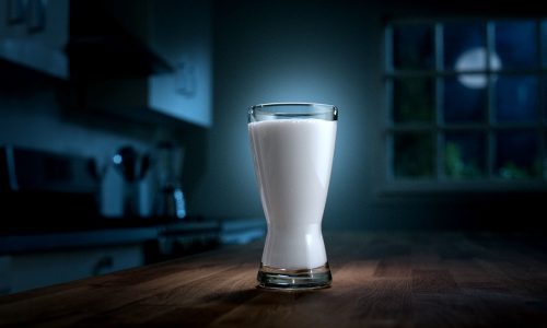 Кефир считается лучшим антидепрессантом среди молочных продуктов, поэтому присутствует во многих диетах и принимается на ночь как успокоительное