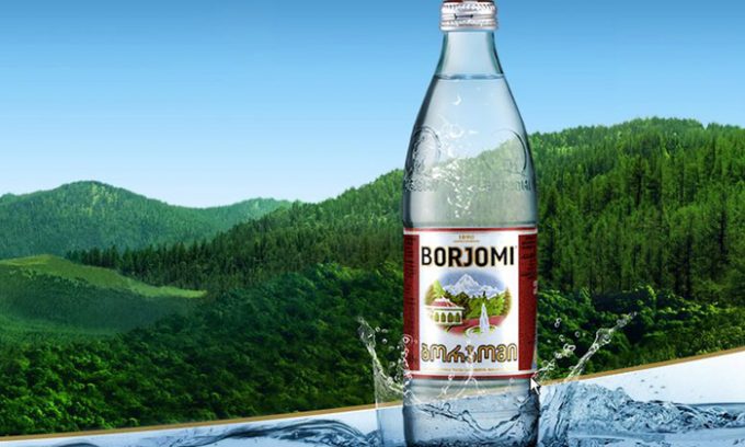 Горные породы дали Боржоми ценные вещества. Эта минералка при остром течении болезни уменьшает силу и частоту спазмов, устраняет изжогу, помогает желчи выходить из организма