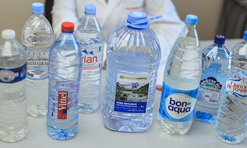 В микроскопических дозах в минеральной воде содержатся почти все химические элементы, в том числе железо, литий, фтор, мышьяк, молибден, марганец, йод, бром, кобальт и медь