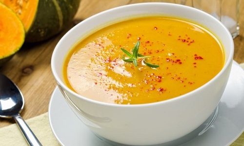 Готовят супы-пюре из разрешенных при панкреатите овощей, куриного филе, нежирных сортов рыбы